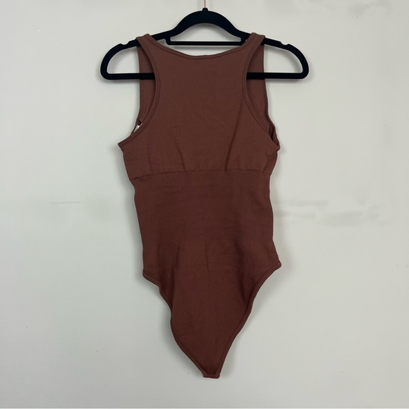 NWOT NOTCH NECK RIBBED SEAMLESS PADDED SLEEVELESS BODYSUIT IN BROWN SIZE MEDIUM - Picture 12 of 16